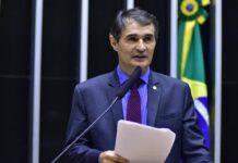 Romero Rodrigues apresenta relatório de projeto que inclui educação cidadã e política nas escola