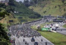 Bolsonaro reúne milhares de motociclistas em motociata