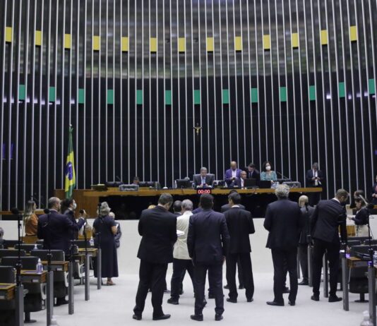Votação da PEC dos benefícios sociais na Câmara é adiada para terça