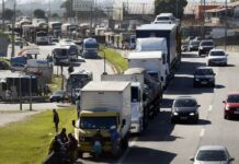 Caminhoneiros começam a receber benefício emergencial nesta terça