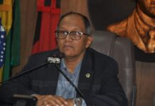 Presidente da CMCG Marinaldo Cardoso entrega busto em homenagem ao vereador Felix de Sousa Araújo