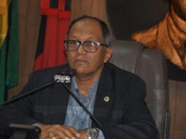 Presidente da CMCG Marinaldo Cardoso entrega busto em homenagem ao vereador Felix de Sousa Araújo