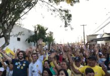 Romero Rodrigues realiza caminhada pelas ruas do bairro Tambor em Campina Grande