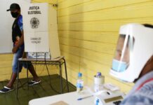 TSE volta a proibir celular, mesmo desligado, na cabine de votação