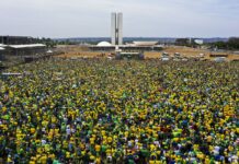 Desfile em comemoração ao Bicentenário reúne multidão na Esplanada