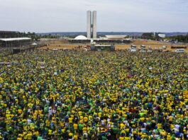Desfile em comemoração ao Bicentenário reúne multidão na Esplanada