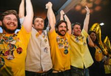 Ao lado Bruno e Romero, Pedro é recebido por multidão em Campina Grande