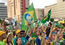 Apoiadores fazem ato a favor de Bolsonaro em Campina Grande; veja fotos