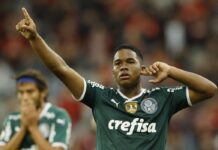 Palmeiras supera Athletico-PR e coloca uma mão na taça do Brasileiro