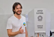 Pedro vota em Campina Grande e garante: “Vamos fazer o governo da educação”