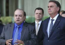 Bolsonaro recebe apoio do governador reeleito do Distrito Federal