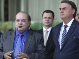 Bolsonaro recebe apoio do governador reeleito do Distrito Federal