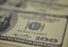 Dólar cai para R$ 5,25, refletindo bom humor externo