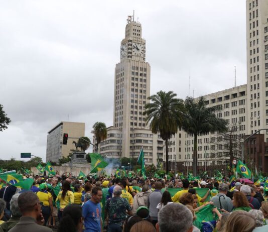 Manifestantes protestam contra resultado das urnas