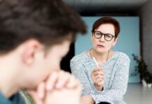 Como deve ser realizado o tratamento de adolescentes com ansiedade?