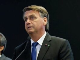 Bolsonaro deixa Alvorada e volta a despachar do Planalto