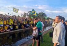 Bolsonaro chora ao abraçar criança durante novo encontro com apoiadores em Brasília