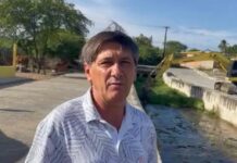 Vereador Aldo Cabral acompanha serviço de limpeza de canal no bairro Mutirão