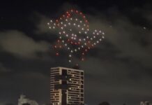 NATAL ILUMINADO: Show de drones empolga público com desenhos e luzes no céu de Campina Grande