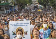 Milhares de fiéis participam de procissão em Campina Grande