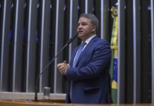 “É a força do povo que nos faz gigante”, diz Efraim em discurso de despedida na Câmara dos Deputados