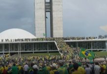 Em Brasília, manifestantes invadem Esplanada e sobem rampa do Congresso Nacional