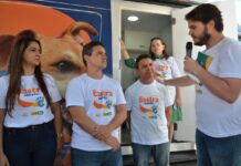 Bruno entrega Castramóvel, durante evento de adoção de animais em Campina Grande