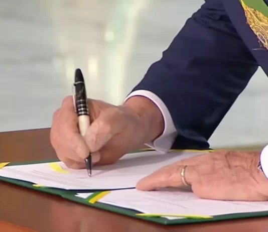 Lula extingue Secretaria de Educação para Surdos no MEC