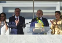 No parlatório, Lula reassume compromisso de cuidar dos brasileiros