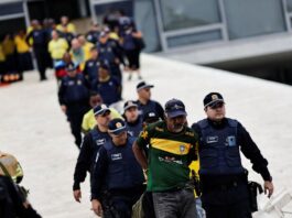 PF libera idosos e mães com crianças detidos na manifestação