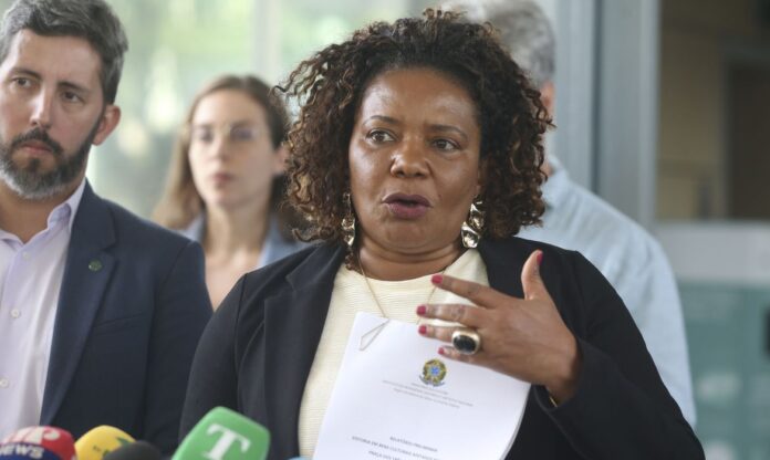 A ministra da Cultura, Margareth Menezes,fala à imprensa