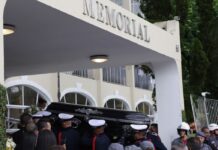 Pelé é sepultado após cortejo por ruas de Santos