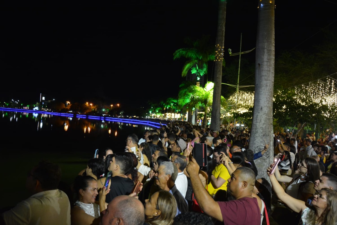 Programação especial de Natal atrai multidão na Prefeitura de