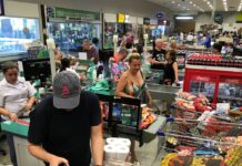 Confiança do consumidor brasileiro inicia 2023 em queda, diz pesquisa da FGV