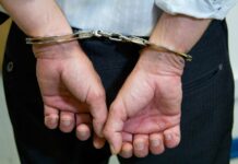 Farmacêutico é preso após lamber nádegas de mulher antes de aplicar injeção no DF