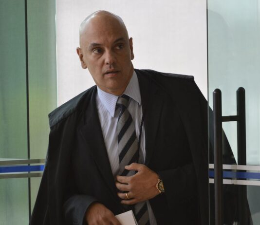 Ministro do STF permite visita de deputados a presos em 8 de janeiro