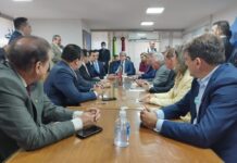 João Azevêdo se reúne com a Azul em Brasília e anuncia novos voos com destinos diretos para CG