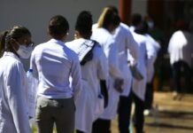 Governo relança Mais Médicos; brasileiros terão prioridade