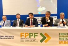 Murilo Galdino participa de reunião na Confederação Nacional dos Municípios