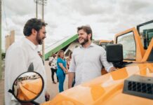 Investimento de R$ 3,6 milhões: Bruno entrega frota de nove novos ônibus escolares