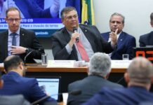 Audiência da Câmara com Dino é encerrada após confusão entre deputados
