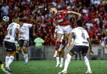 Flamengo vence o Corinthians com gol nos acréscimos