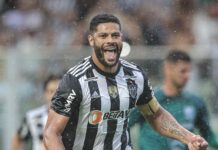 Hulk vai para cima de torcedor que o chamou de ‘pipoqueiro’