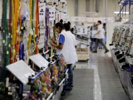 Indústria tem queda na produção e no emprego em abril