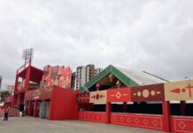 Comerciantes fazem ajustes finais em barracas do Parque do Povo