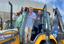 Senador Efraim entrega uma retroescavadeira para o município de Itaporanga