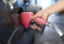 Petrobras reduz preço da gasolina para distribuidoras em R$ 0,13 por litro