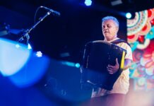 Em uma só voz: Flávio José canta grandes sucessos acompanhado do público do Parque do Povo