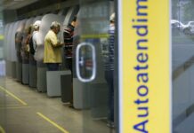 Transações financeiras tradicionais resistem e dividem espaço com Pix e celulares