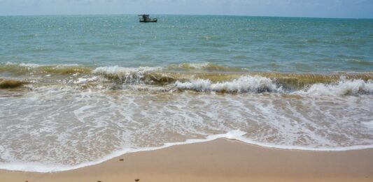 Confira os três trechos de praias impróprios para banho neste final de semana na Paraíba